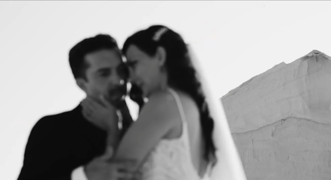 Pareja abrazada junto a las salinas, en blanco y negro